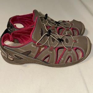 Like-new Eddie Bauer Women’s Size 10 Mary Leather Sandal/Water-shoe